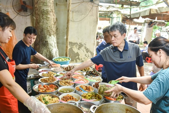 Quán cơm "bụi" thực đơn gần 50 món, hơn 25 năm gắn bó với người Hà Nội