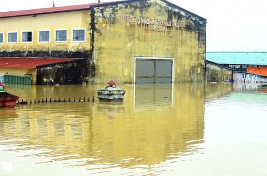 "Nước dâng ngang chân rồi ngang bụng, tôi chỉ kịp ôm hai con chạy"