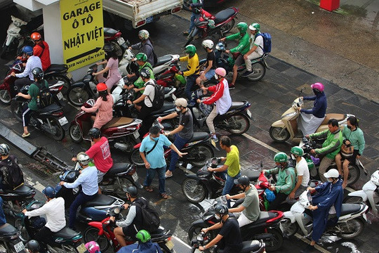 Ô tô xếp hàng dài, xe máy tranh vỉa với người đi bộ trên đường phố Hà Nội