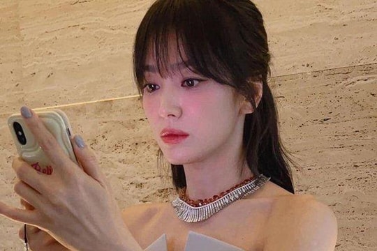 Song Hye Kyo để tóc 'hack tuổi', xinh như công chúa