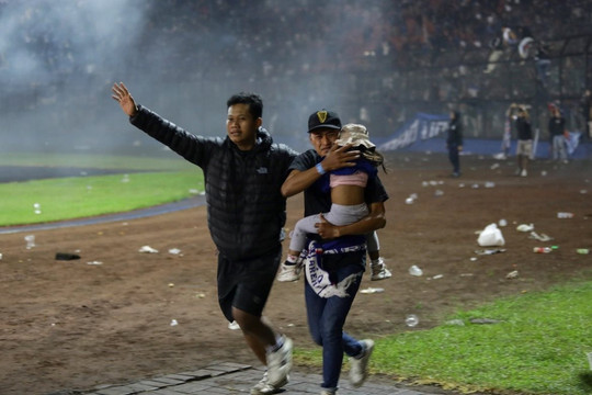 Số người chết trong thảm họa bóng đá Indonesia ‘hạ’ từ 174 xuống 125, có 17 trẻ em
