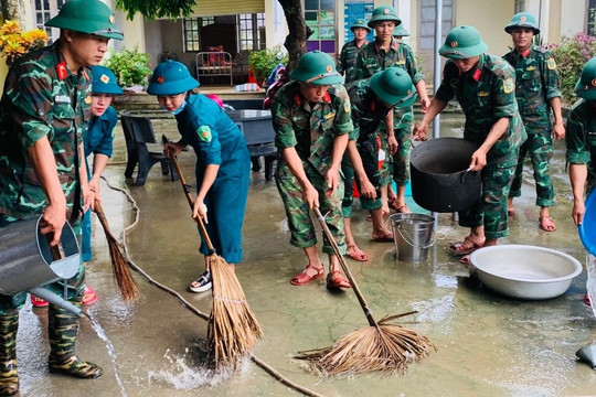 Lực lượng vũ trang có mặt tại điểm 'nóng' giúp dân sau mưa lũ