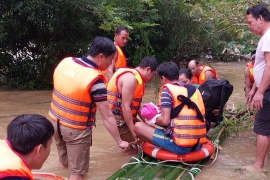 Quyết định táo bạo trong lũ dữ cứu mạng sống bé 9 tháng tuổi