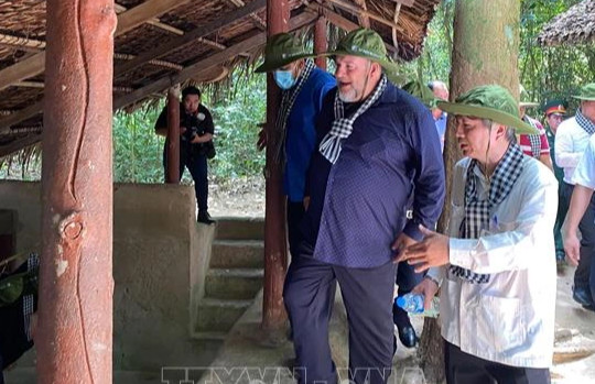 Thủ tướng Cuba quàng khăn rằn, đội mũ tai bèo thăm Địa đạo Củ Chi