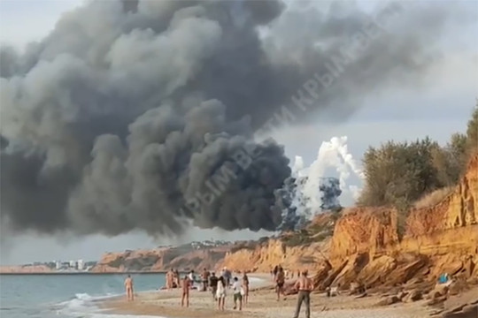 Cháy lớn ở sân bay Crimea