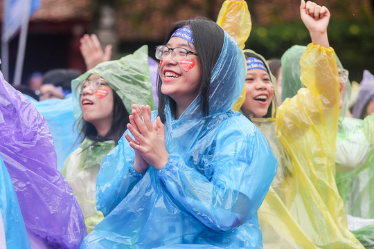 Ảnh: Học sinh Hà Nội đội mưa cổ vũ các nhà leo núi ở Chung kết Olympia 2022