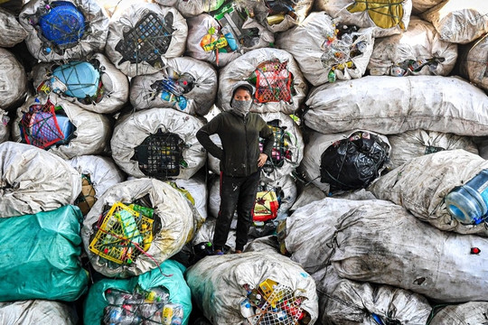 Những "núi" phế liệu khổng lồ bên trong ngôi làng tái chế rác thải ở Hà Nội