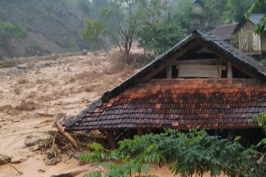 'Chỉ 3-4 giây thôi, bom nước từ trên cao dội về, 2 đứa trẻ bị cuốn đi...'