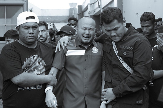 Bạo loạn 125 người chết ở Indonesia: Chủ tịch đội bóng khóc xin lỗi, HLV dằn vặt