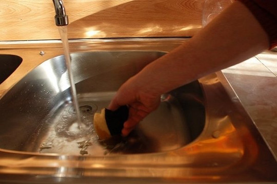Bồn rửa bát sáng bóng như mới nhờ dùng thứ vật liệu có sẵn trong bếp này