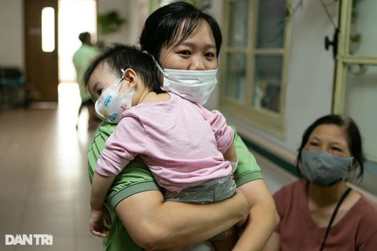 Hà Nội: "Cháy túi" vì chi tiền triệu xét nghiệm Adenovirus cho con