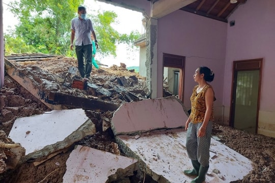 Trận lũ lịch sử càn quét, nhà dân chỉ sót lại tấm gạch