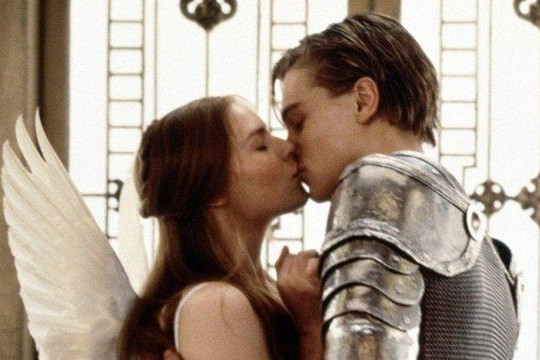 Nụ hôn đầu tuyệt đẹp trong 'Romeo và Juliet'