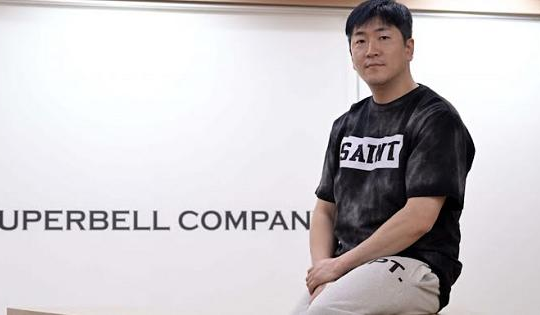 Từ nhân viên bán gà trở thành producer đối tác của IU - SNSD