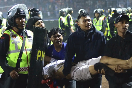 Thảm kịch bóng đá Indonesia: Một loạt quan chức đối diện lao lý