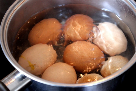 2 sai lầm khi luộc trứng dễ gây nguy hiểm tới sức khỏe