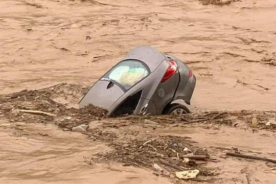 Những lưu ý sau khi 'giải cứu' loạt ô tô bị ngập nước ở Nghệ An