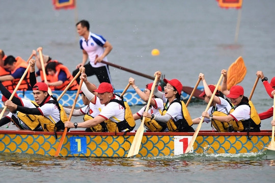 Các Đại sứ quán thi đấu sôi nổi ở giải Bơi chải thuyền rồng Hà Nội