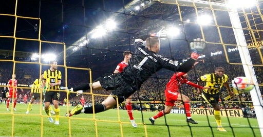 Dortmund may mắn cầm hòa Bayern Munich nhờ bàn thắng ở phút bù giờ