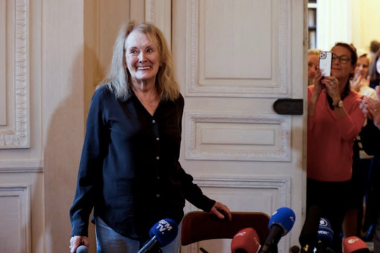 Nhà văn giành giải Nobel kêu gọi xuống đường biểu tình phản đối Tổng thống Pháp