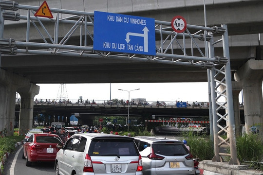 Đề xuất cấm xe đi dưới cầu vượt Nguyễn Hữu Cảnh để sửa chữa