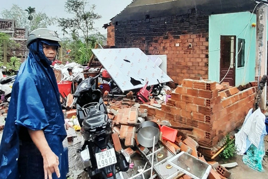 Lốc xoáy cuốn bay mái, giật sập tường 17 ngôi nhà ở Quảng Ngãi