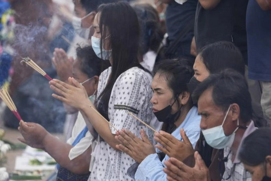 Lễ cầu nguyện đẫm nước mắt cho các nạn nhân vụ xả súng ở Thái Lan