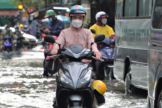 TPHCM: Triều cường đạt đỉnh trong 2 ngày tới, cảnh báo bể bờ bao