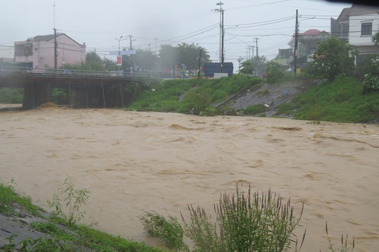 Mưa trắng trời, lũ trên sông ở miền núi Quảng Ngãi cuồn cuộn dâng cao, chảy xiết