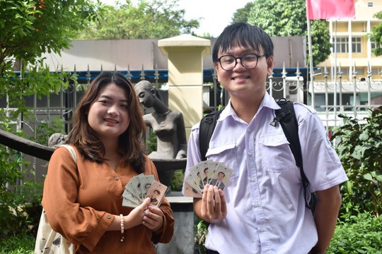Loạt thẻ bo góc về tác giả văn học Việt Nam của nhóm bạn trẻ 10x gây bão mạng