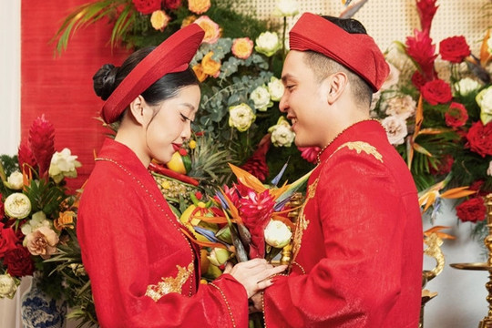 MC Liêu Hà Trinh hạnh phúc rạng rỡ bên chồng trong lễ gia tiên