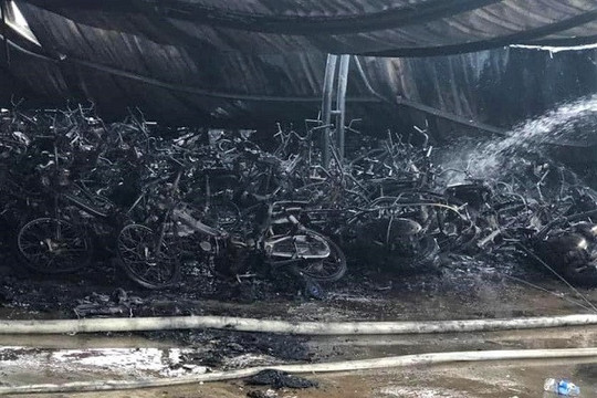 Bãi để xe của công ty may ở Nam Định bị cháy, 250 xe máy bị thiêu rụi