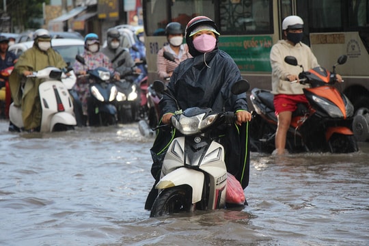 Ngập sâu khắp Cần Thơ, người dân ‘bơi’ trong biển nước về nhà