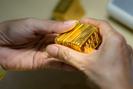 Giá vàng bất ngờ tăng dữ dội, lên 67 triệu/lượng