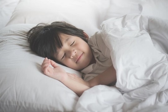 Khung giờ đi ngủ lý tưởng để trẻ phát triển toàn diện