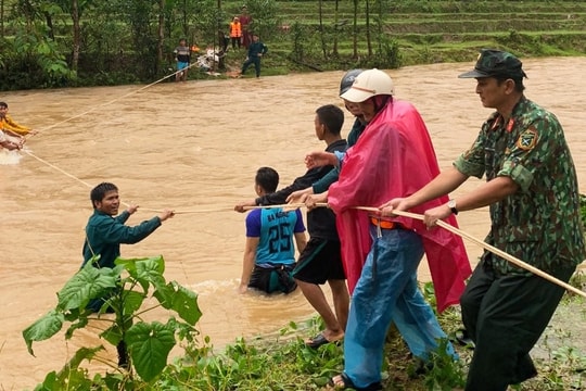 Bộ đội, công an vượt dòng nước xiết đưa 18 người dân đến nơi an toàn