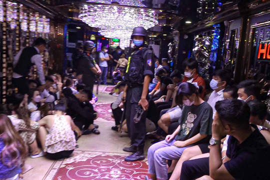 TP.HCM: Đang ngưng hoạt động do vi phạm PCCC, quán karaoke vẫn mở 'tiệc' ma túy