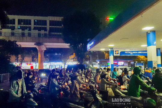 Hàng dài chờ mua xăng trong tối muộn ở Hà Nội