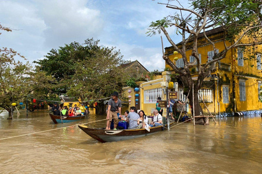 Phố cổ Hội An chìm trong nước lũ, du khách di chuyển bằng ghe thuyền