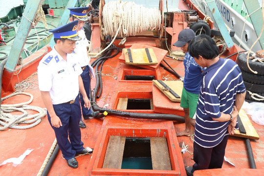 Cảnh sát biển tạm giữ tàu chở 46 ngàn lít dầu không rõ nguồn gốc