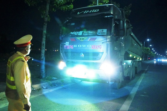 Hà Nội: Loạt xe khủng vượt đèn đỏ như 'tên bắn' bị phạt nóng trong đêm