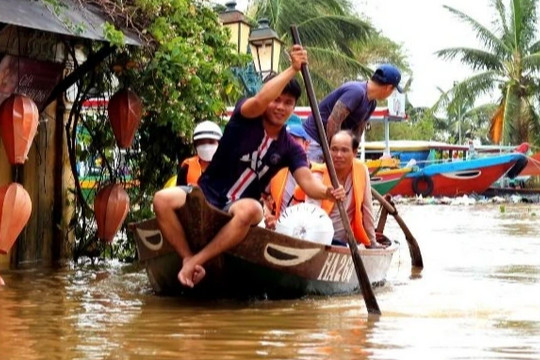 Bất chấp lũ lụt, du khách vẫn đổ về tham quan phố cổ Hội An