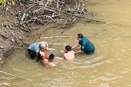 Thanh niên kiệt sức nằm gục sau khi cứu người tự vẫn dưới sông sâu