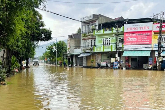 Nhiều nơi ngập sâu, hơn 300 hộ dân ở Phú Yên phải sơ tán