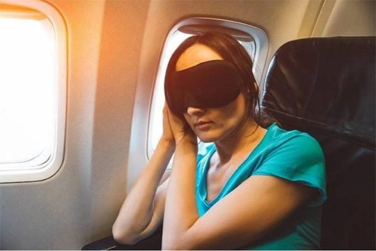 Mẹo ngủ ngon khi đi máy bay hạng phổ thông