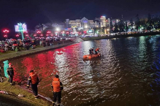 Ô tô lao xuống hồ Xuân Hương, 2 người tử vong