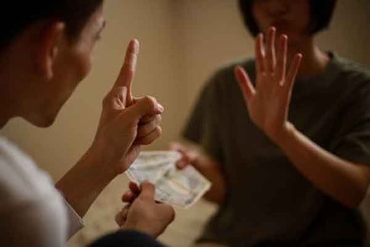 Đúng lúc gia đình vợ gặp khủng hoảng, chồng tôi đã ra tay giúp đỡ