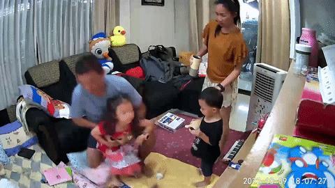 Ông bố phản ứng nhanh cứu con gái khỏi mắc nghẹn