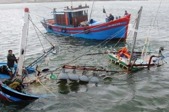 Hai tàu cá Khánh Hòa chìm trên biển giữa cơn bão