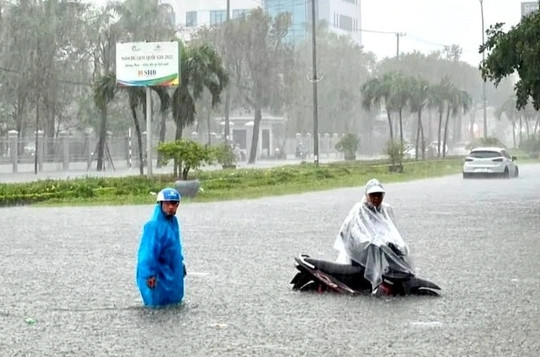 Chuyên gia cảnh báo mưa cực lớn ở miền Trung